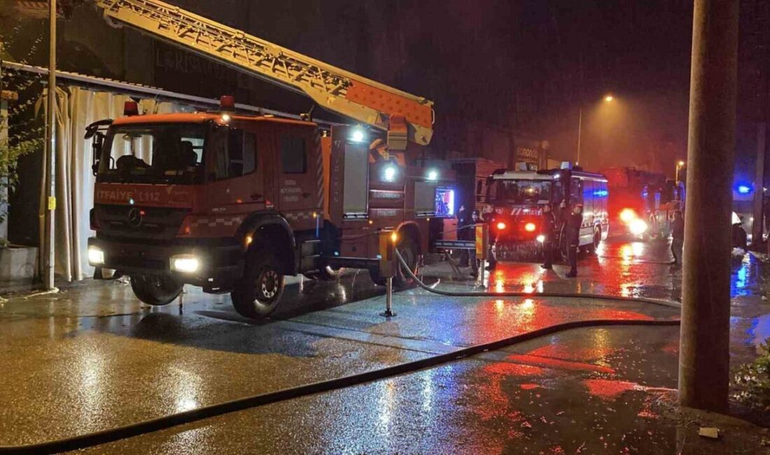 İnegöl ilçesindeki bir mobilya fabrikasında meydana gelen yangın, gece saatlerinde