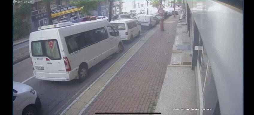 Bir sürücü Bursa’da direksiyon hakimiyetini kaybederek park halindeki altı araca