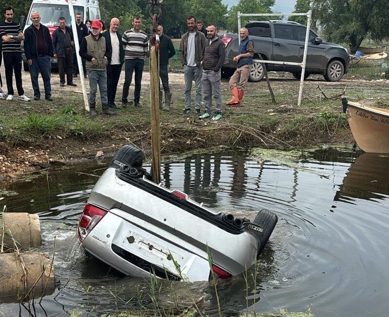 Bursa’da bir otomobilin kontrolünü kaybederek Ulubat Gölü’ne uçması sonucu meydana
