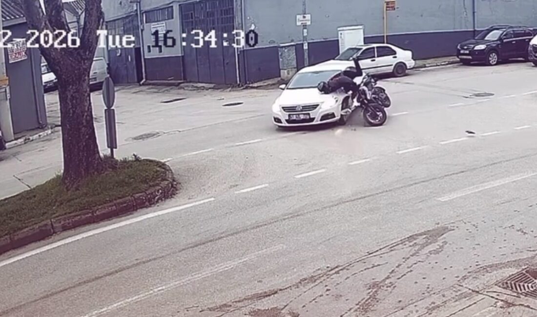 Bursa’nın Osmangazi ilçesinde, motosiklet ile otomobilin çarpıştığı bir kazada motosiklet