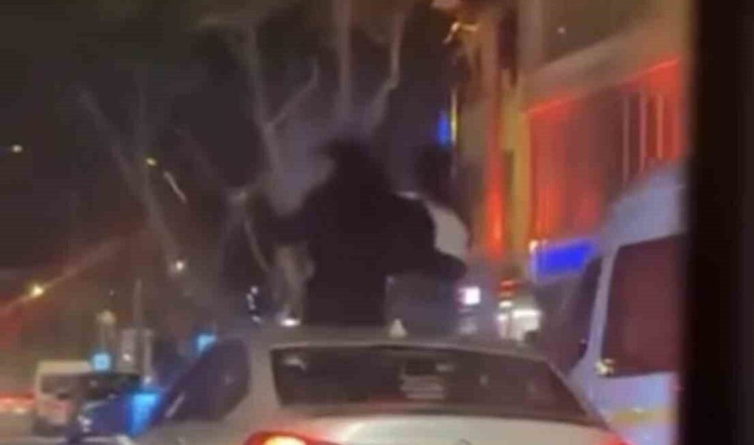 Bursa’da, araç seyir halindeyken sunroofundan çıkarak tavanına oturan iki kişi,