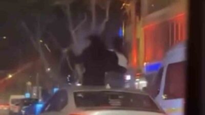 Bursa’da, araç seyir halindeyken sunroofundan çıkarak tavanına oturan iki kişi,