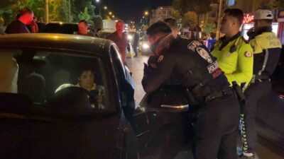 Bursa’nın İnegöl ilçesinde polis ekipleri, dur ihtarına uymayan kadın sürücünün,
