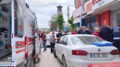 Çorum’un Sungurlu ilçesinde, bir vatandaş husumetlisi tarafından bıçaklanarak yaralandı. Olay,