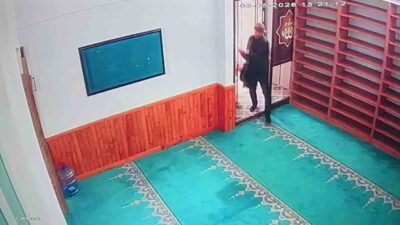 Burdur ilindeki bir camide meydana gelen hırsızlık olayı, güvenlik kamerasına