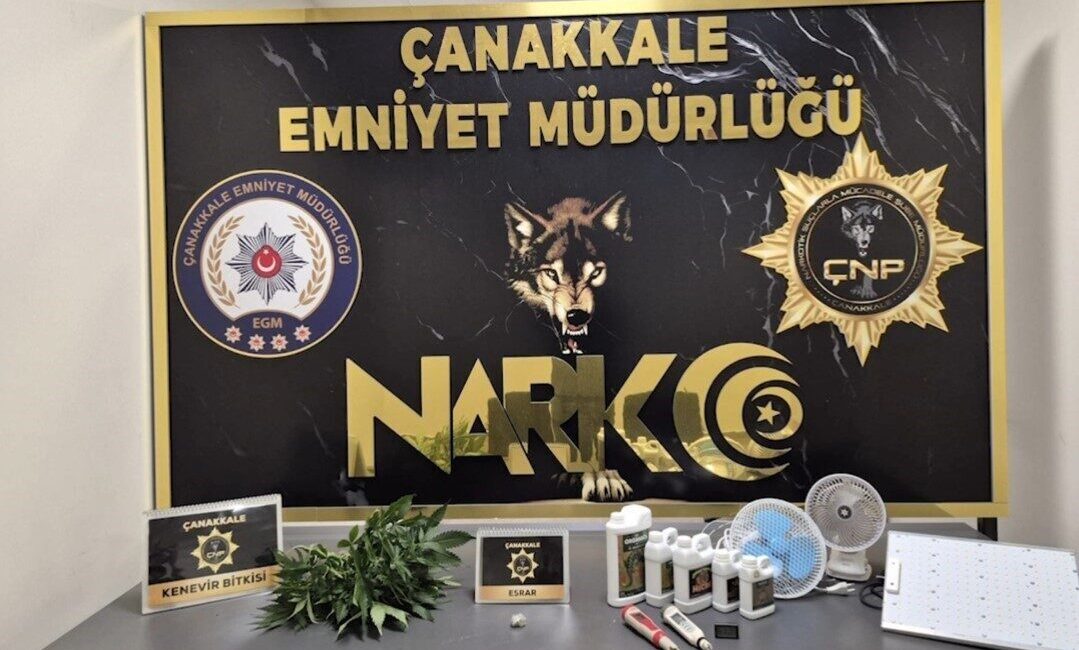 Çanakkale’de gerçekleştirilen huzur uygulamalarında, emniyet ekipleri FETÖ üyeliği suçlamasıyla aranan