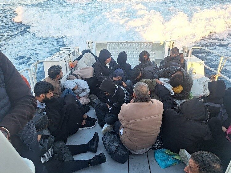Ayvacık ilçesinde Sahil Güvenlik Mobil Radarı MORAD-12 tarafından lastik botta