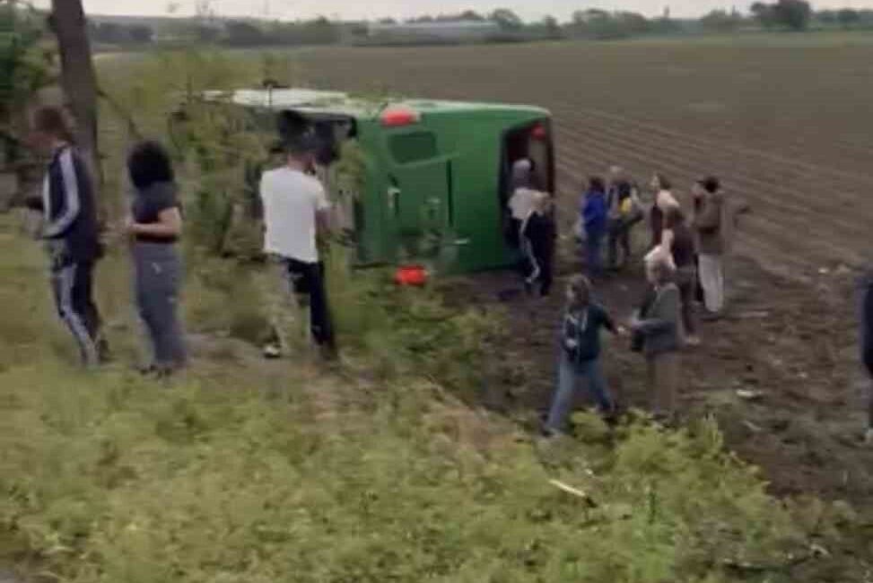 Biga ilçesinde meydana gelen trafik kazasında bir otobüsün devrilmesi sonucu