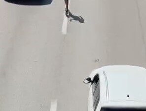Bursa’da bir çocuk, trafikte tehlikeli bir şekilde yürüyerek hayatını riske