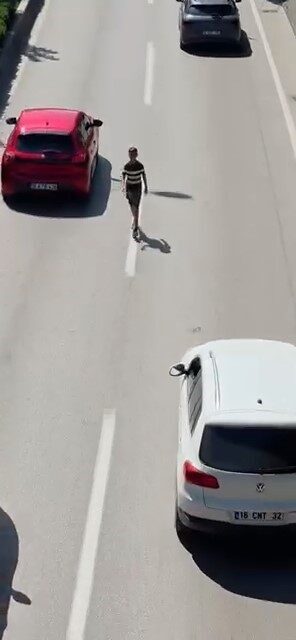 Bursa’da bir çocuk, trafikte tehlikeli bir şekilde yürüyerek hayatını riske