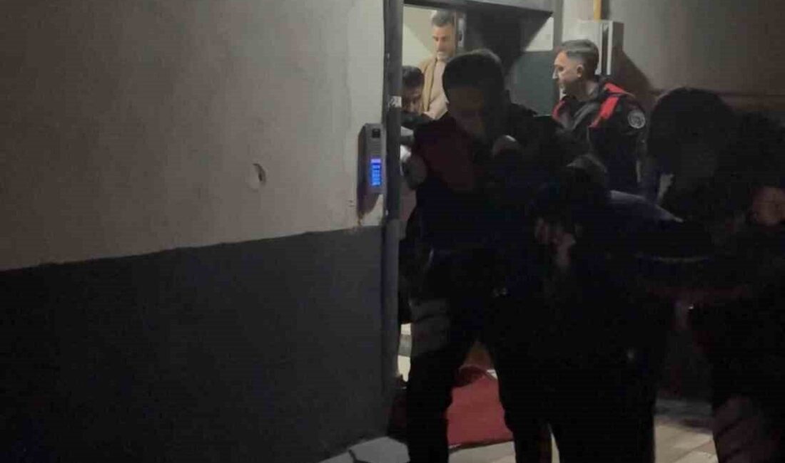 Çankırı’nın Orta ilçesinde, cezaevinden kaçan 2 hükümlü, polis tarafından yakalandı.