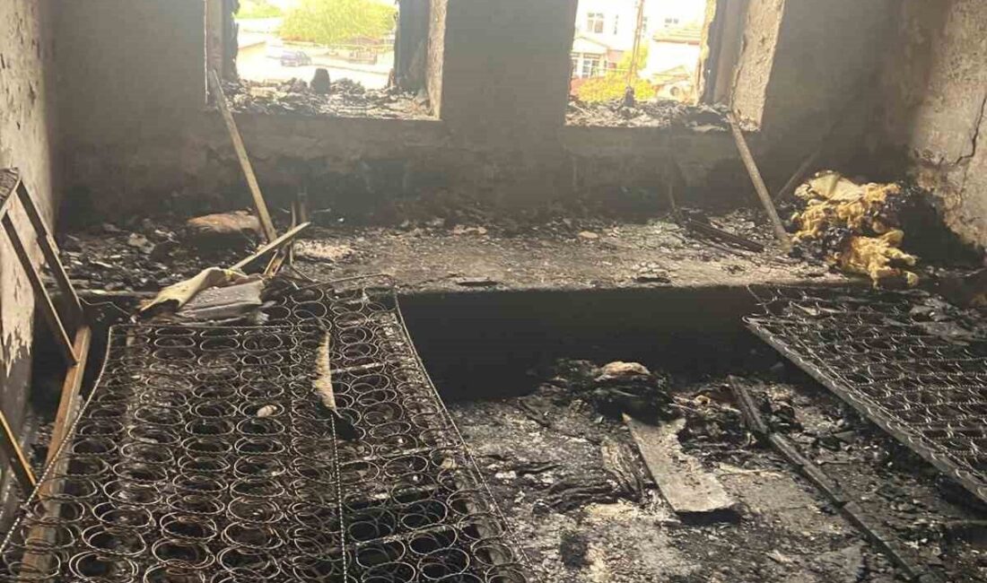 Çardak köyünde meydana gelen ev yangınında bir kişi yaralandı ve