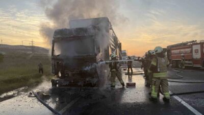 Çatalca’da seyir halindeki bir tır aniden alev aldı ve yangın
