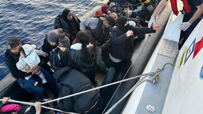 İzmir’in Çeşme ilçesi açıklarında Sahil Güvenlik ekipleri tarafından durdurulan bir