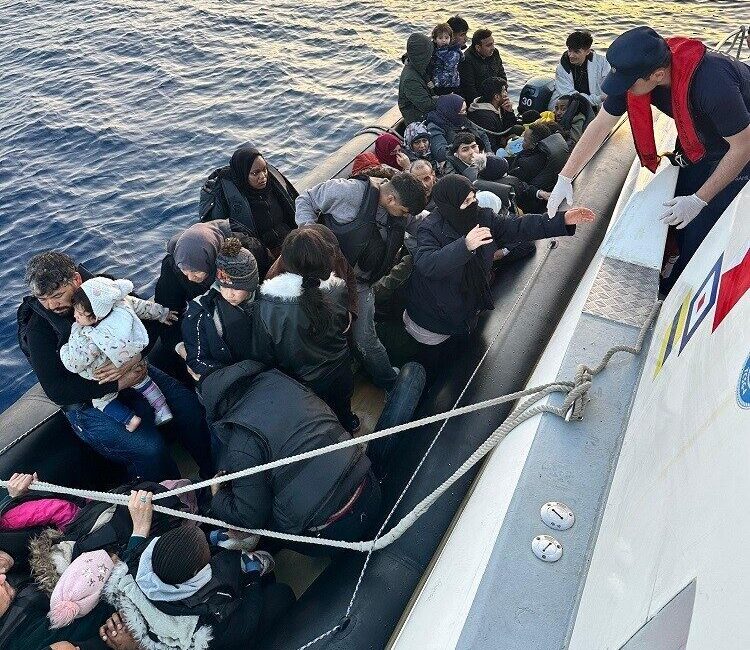 İzmir’in Çeşme ilçesi açıklarında Sahil Güvenlik ekipleri tarafından durdurulan bir