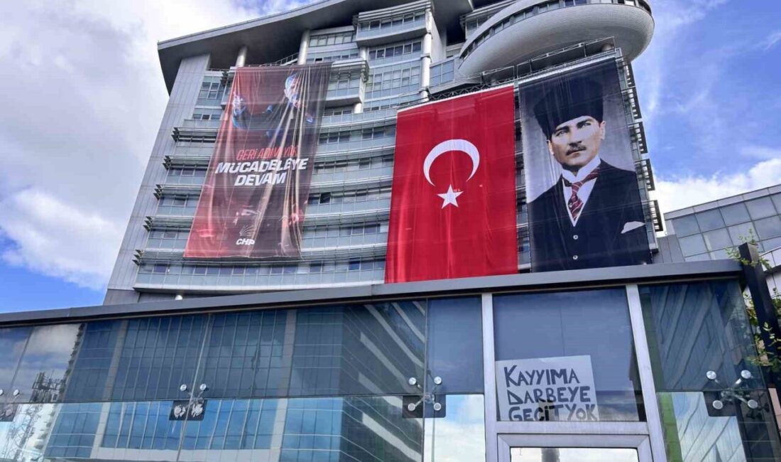 CHP Genel Merkezi önünde parti mensupları arasında yaşanan bir tartışma