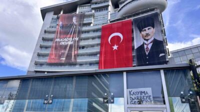 CHP Genel Merkezi önünde parti mensupları arasında yaşanan bir tartışma