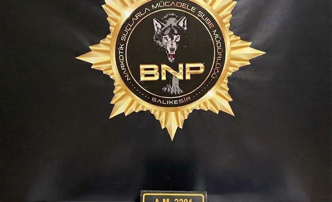 Balıkesir’de polis, şüpheli bulduğu bir araçta yaptığı aramada, gençlerin ve