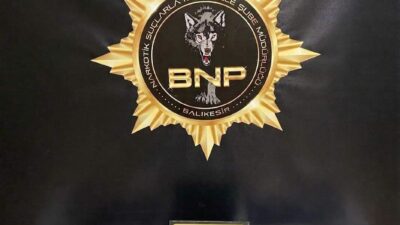 Balıkesir’de polis, şüpheli bulduğu bir araçta yaptığı aramada, gençlerin ve