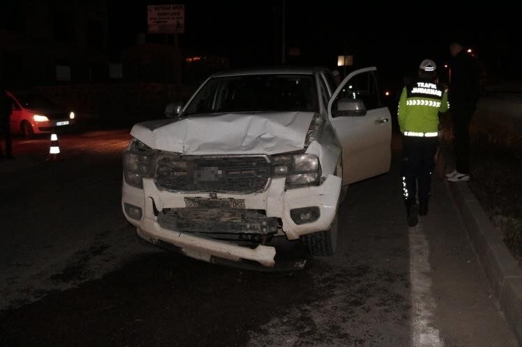 Şırnak’ın Cizre ilçesinde yaşanan trafik kazasında bir kamyonetin bir otomobile