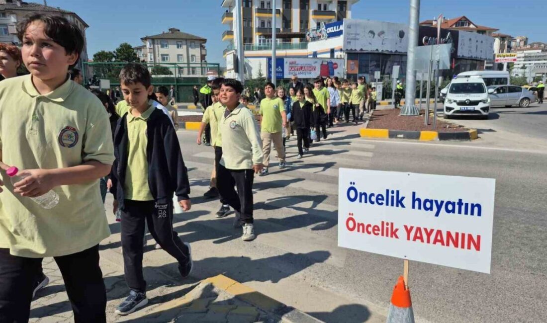 Bartın’da, çocuklar trafik kurallarına uyulması gerektiğine dikkat çekmek amacıyla Vali