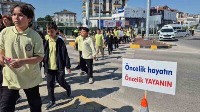 Bartın’da, çocuklar trafik kurallarına uyulması gerektiğine dikkat çekmek amacıyla Vali