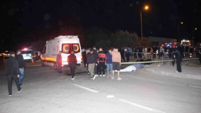 Kumluca ilçesinde meydana gelen trafik kazasında, kontrolsüz bir kavşaktan dönmeye