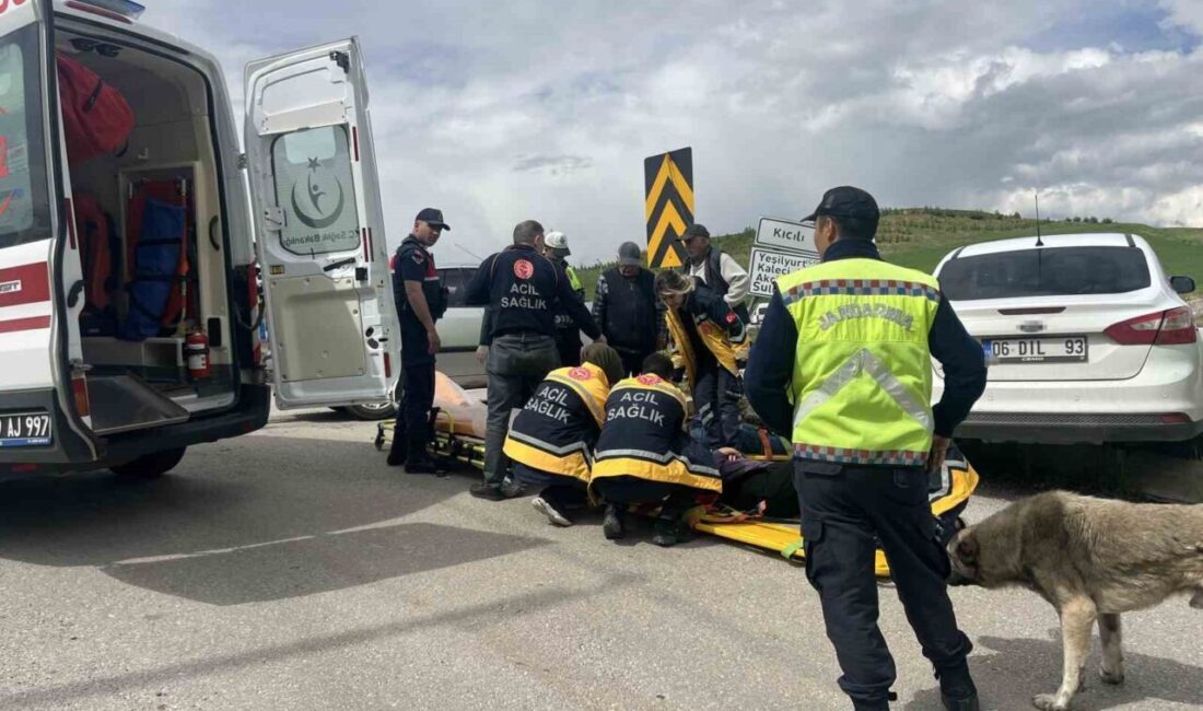 Çorum’un Sungurlu ilçesinde meydana gelen trafik kazasında, iki aracın kavşakta