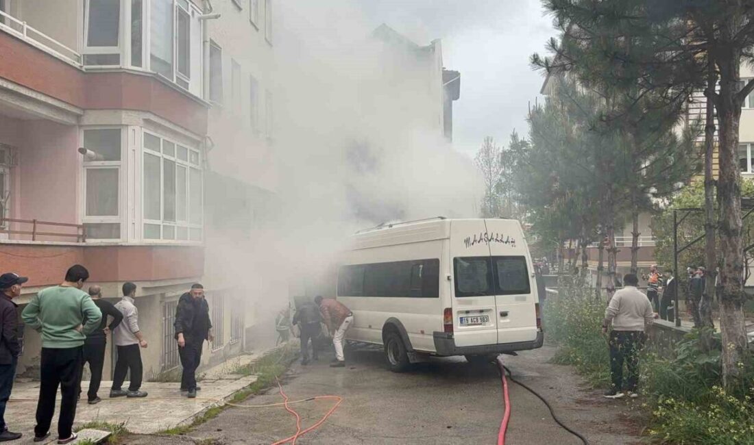 Çorum’da bir apartmanın bahçesinde bulunan kamelyada çıkan yangın, park halindeki