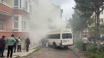 Çorum’da bir apartmanın bahçesinde bulunan kamelyada çıkan yangın, park halindeki