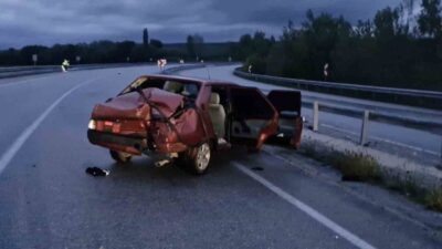 Alaca ilçesinde meydana gelen kazada otomobilin bariyerlere çarpması sonucunda 2