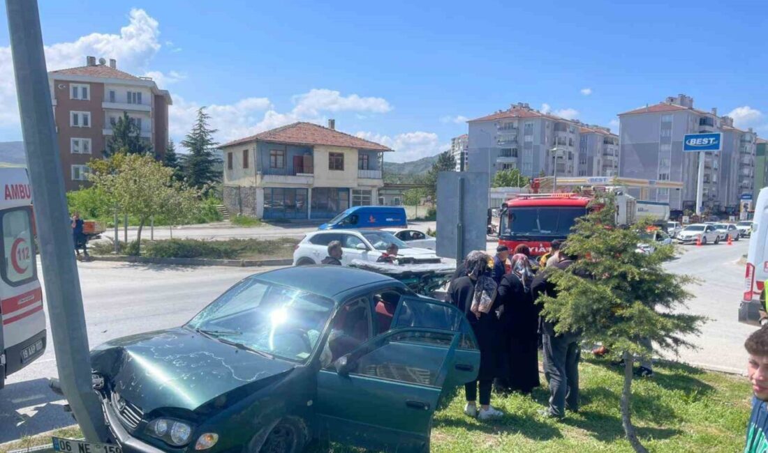 Çorum’un Sungurlu ilçesinde meydana gelen trafik kazasında otomobil ile cip