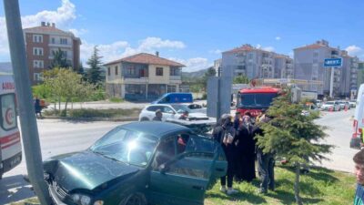 Çorum’un Sungurlu ilçesinde meydana gelen trafik kazasında otomobil ile cip