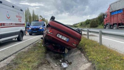Çorum’da yaşanan bir trafik kazasında otomobilin yoldan çıkıp takla atması
