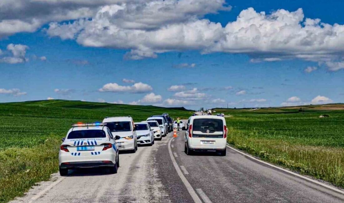 Çorum’un Alaca ilçesinde meydana gelen bir trafik kazasında bir otomobilin