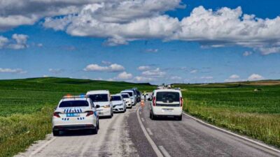 Çorum’un Alaca ilçesinde meydana gelen bir trafik kazasında bir otomobilin