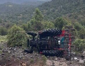 Çorum’un Kargı ilçesinde meydana gelen bir kazada traktörün şarampole devrilmesi