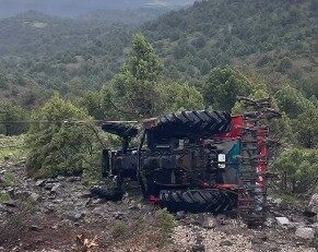 Çorum’un Kargı ilçesinde meydana gelen bir kazada traktörün şarampole devrilmesi
