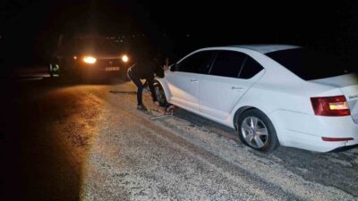 Alaca ilçesindeki yol çukurlarına giren beş aracın lastikleri patladı. Durumu