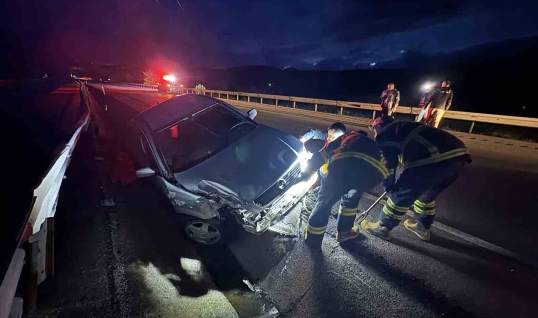 Kastamonu’nun Tosya ilçesinde meydana gelen trafik kazasında bir otomobilin bariyerlere