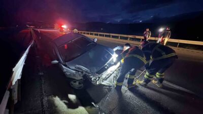 Kastamonu’nun Tosya ilçesinde meydana gelen trafik kazasında bir otomobilin bariyerlere