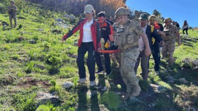 Tunceli’nin Ovacık ilçesinde dağlık alanda yaralanan bir vatandaş, ayağını kırması