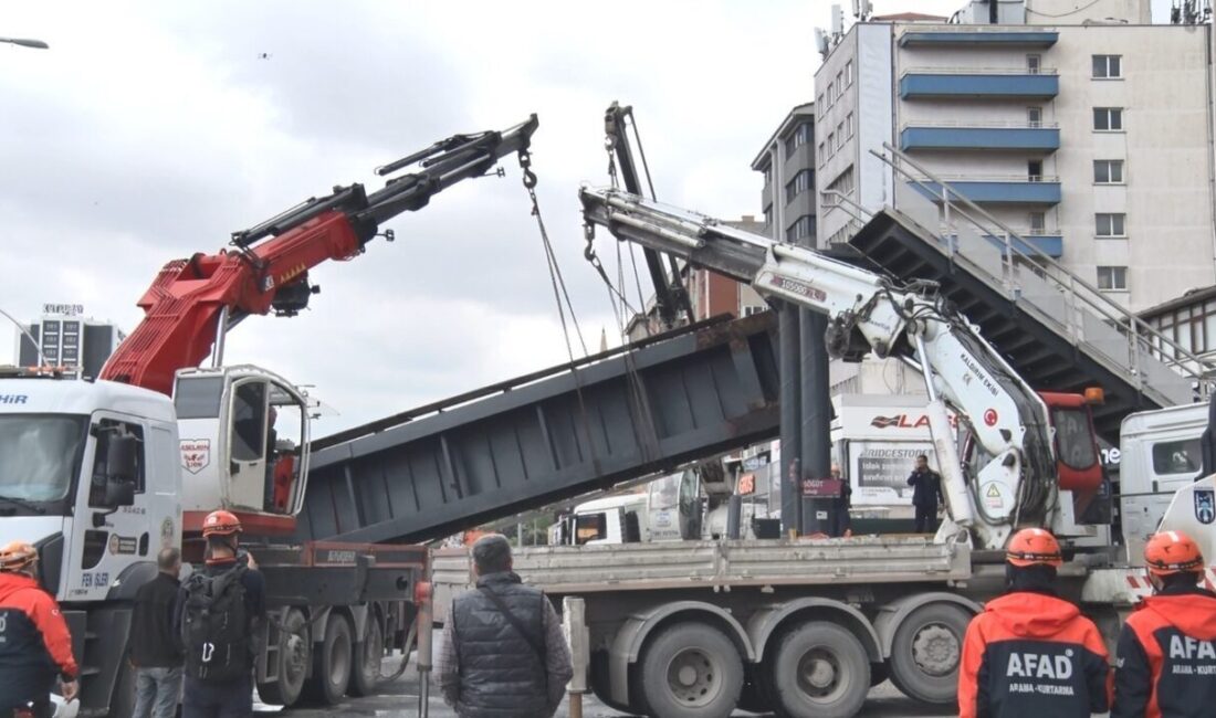Ankara’da meydana gelen trafik kazasında, bir kamyon üst geçide çarptı.