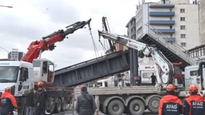 Ankara’da meydana gelen trafik kazasında, bir kamyon üst geçide çarptı.