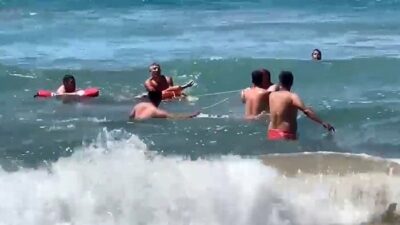 Alanya ilçesindeki bir plajda, denize giren bir vatandaşın boğulma tehlikesi