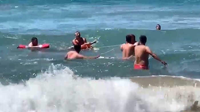 Alanya ilçesindeki bir plajda, denize giren bir vatandaşın boğulma tehlikesi