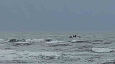 Hatay ilinde, dalgaların gücüne aldırmadan denize giren dört genç, boğulma