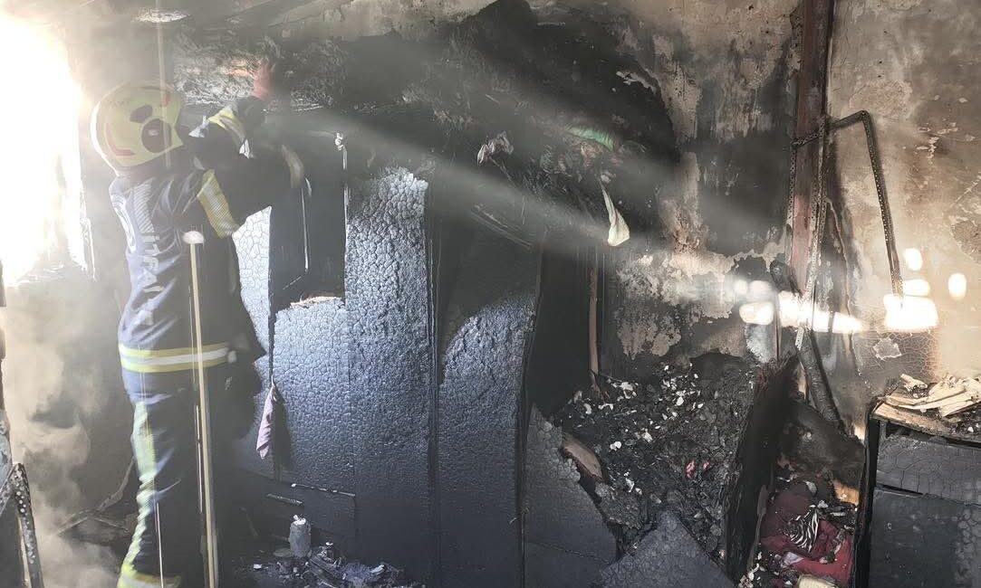 Denizli’nin Pamukkale ilçesinde bulunan 4 katlı bir apartmanın çatı katında
