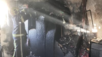 Denizli’nin Pamukkale ilçesinde bulunan 4 katlı bir apartmanın çatı katında
