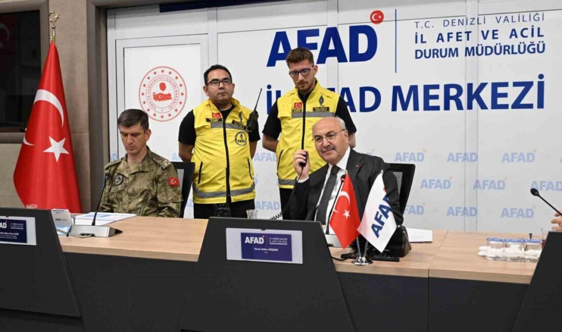 Denizli’de simule edilen 5.6 büyüklüğündeki deprem senaryosunun canlandırıldığı bir tatbikat